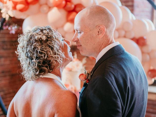 Suffering from Alzheimer’s, he forgets that he is married and asks his wife for her hand again:she says «yes».