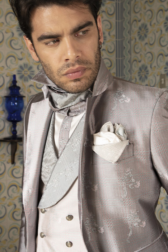 grooms-wedding-suit-idea-for-an-unforgattable-look